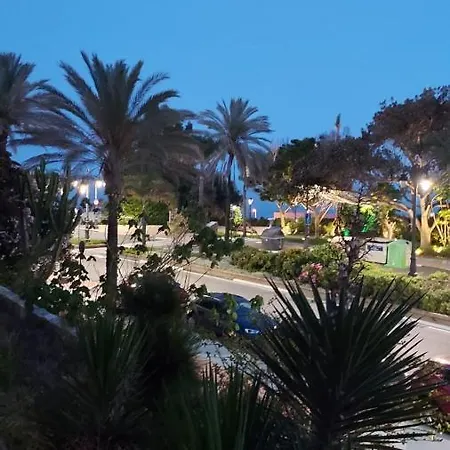 A 150 Metros De La Playa Y Del Puerto Deportivo Apartment